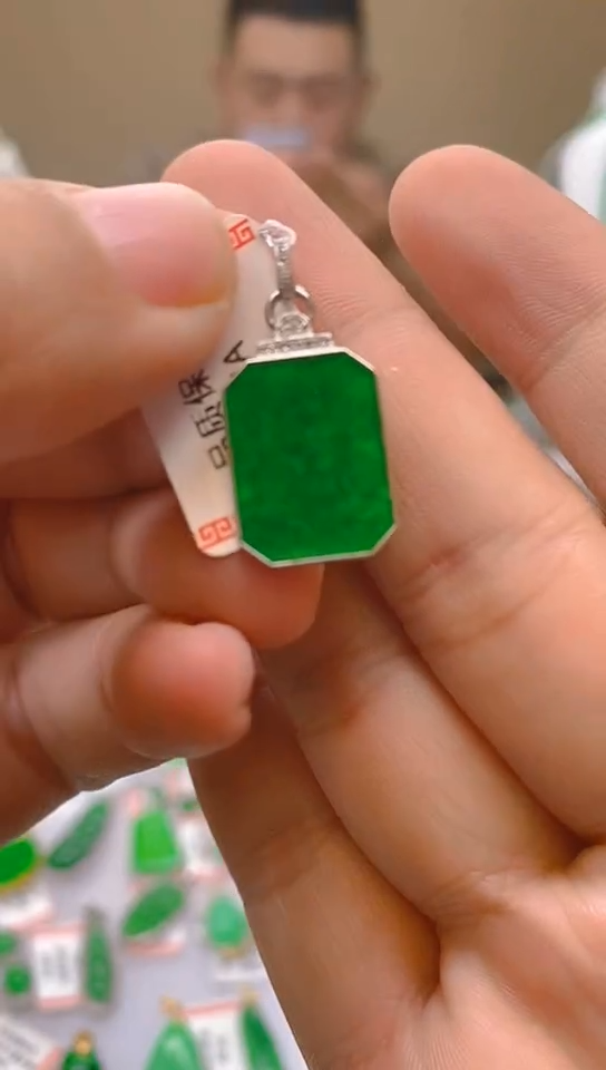 【闪购商品】翡翠颈饰18K金镶嵌无事牌