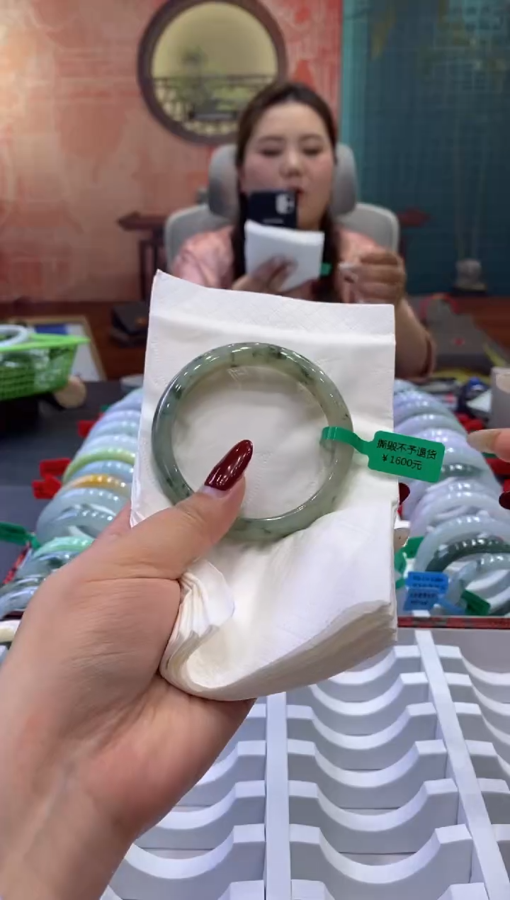 【闪购商品】翡翠手镯未镶嵌多人0005216