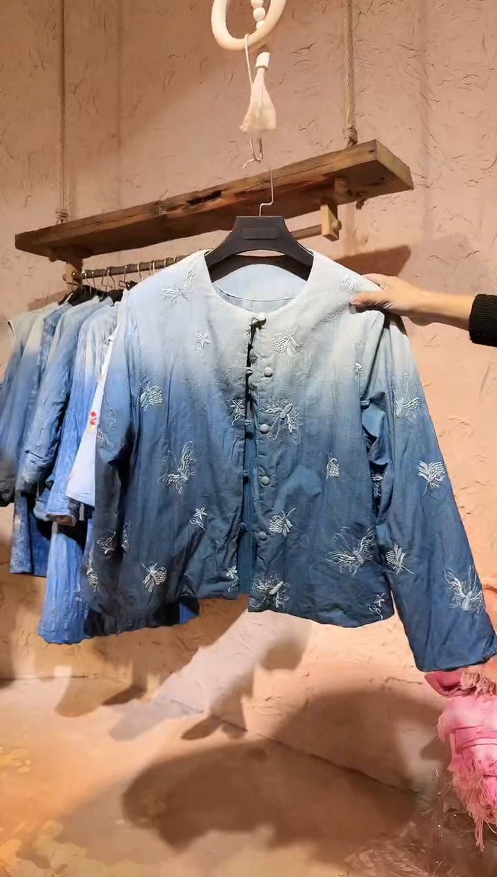 板蓝根蓝染小花刺绣棉服