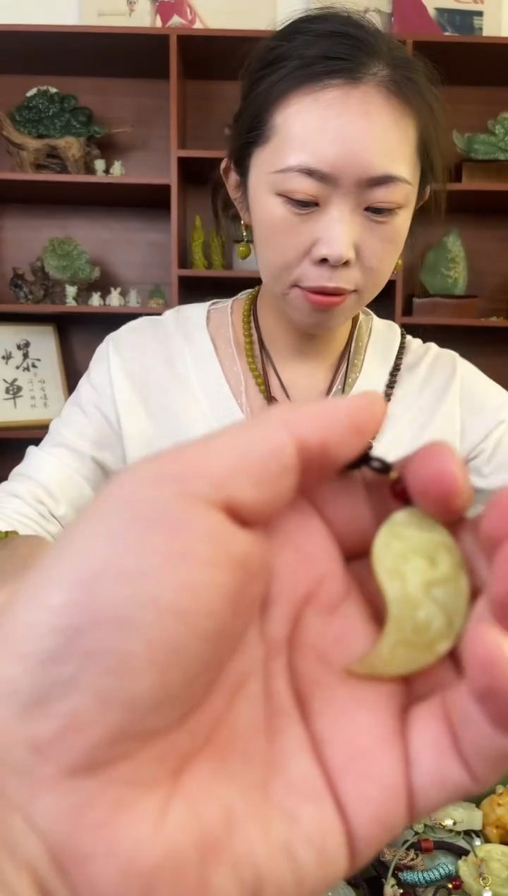 未镶嵌蛇纹石玉颈饰`