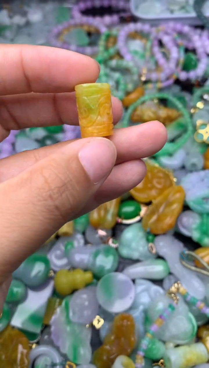 颈饰未镶嵌翡翠天然缅甸翡翠吊坠