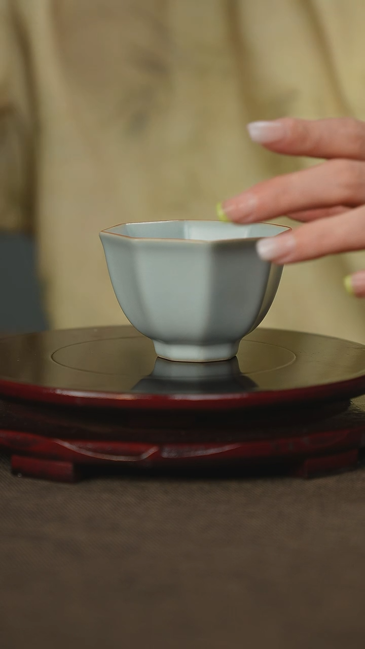 微微瑕八方来财汝瓷主人杯