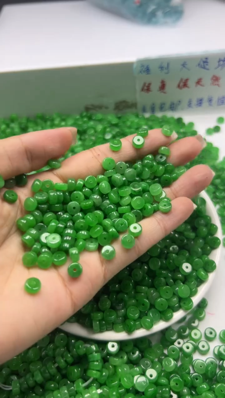翡翠未镶嵌颈饰w1700辣绿翡算盘6*3mm*30颗