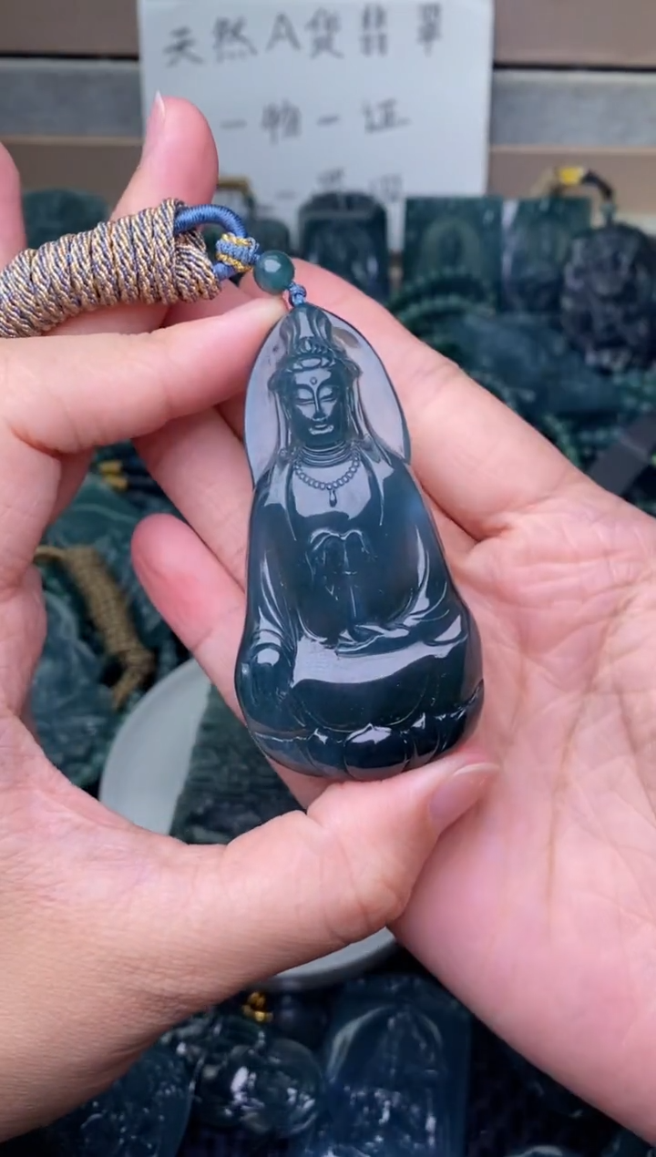 翡翠未镶嵌颈饰          