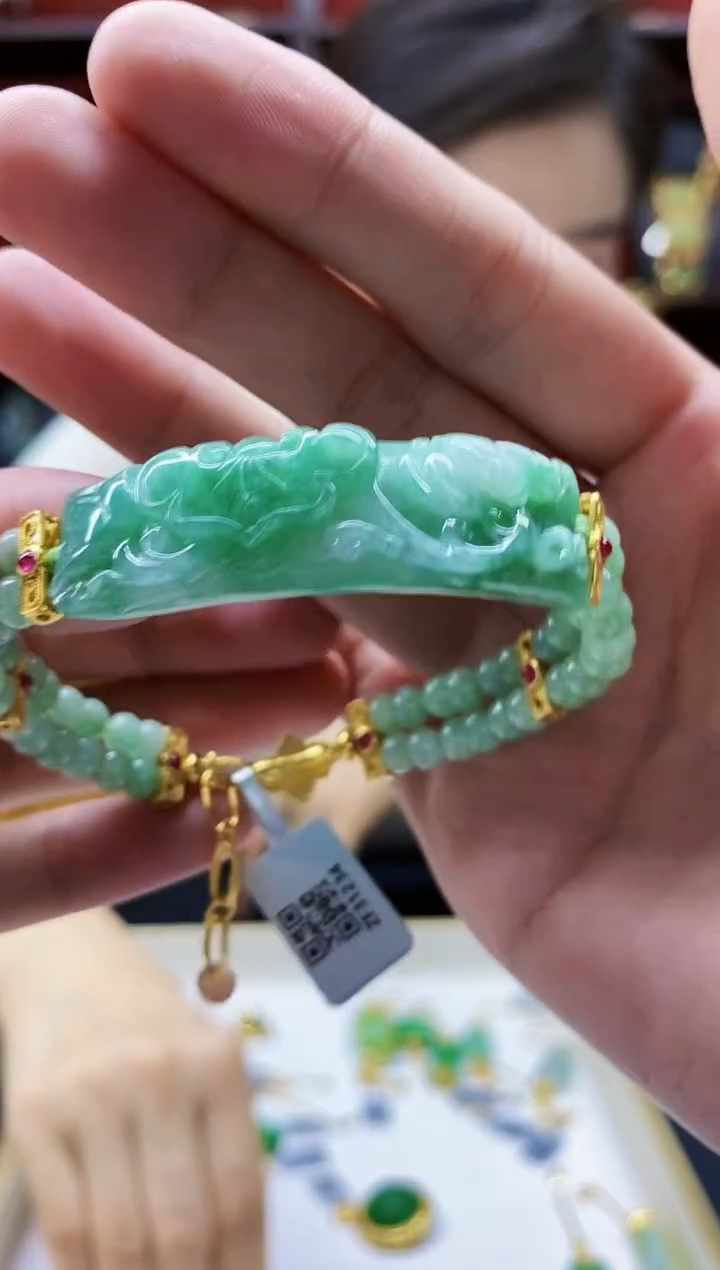 颈饰未镶嵌翡翠手串