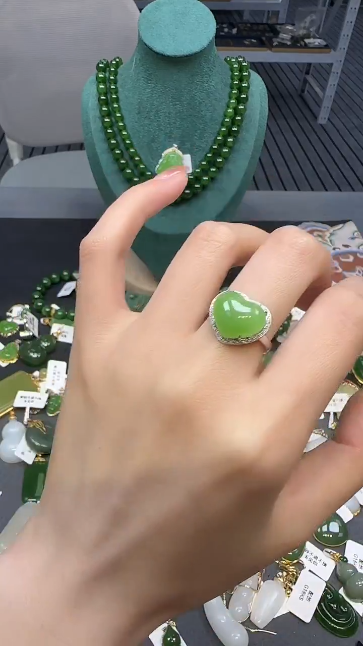 18K金镶嵌戒指和田玉1