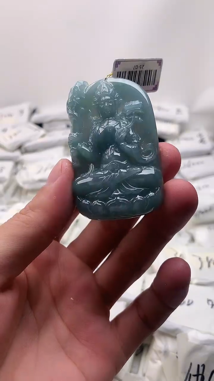 翡翠未镶嵌颈饰虚空藏