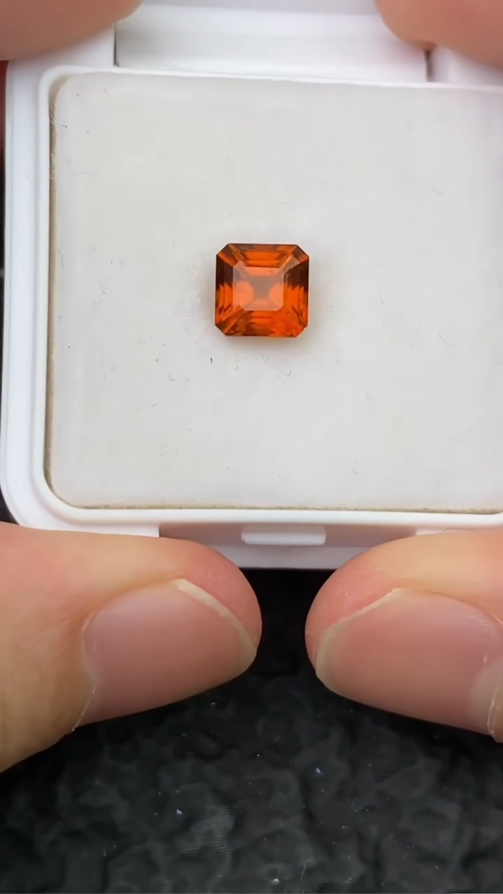 【闪购商品】石榴石（芬达石）1CT未镶嵌---------