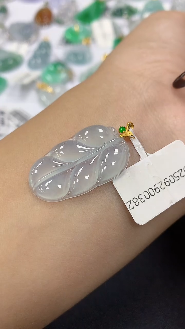 颈饰18K金镶嵌翡翠a货假一赔三支持复检百元上9元证书费自理