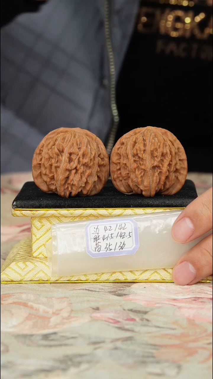 【闪购商品】文玩核桃把件一代楼