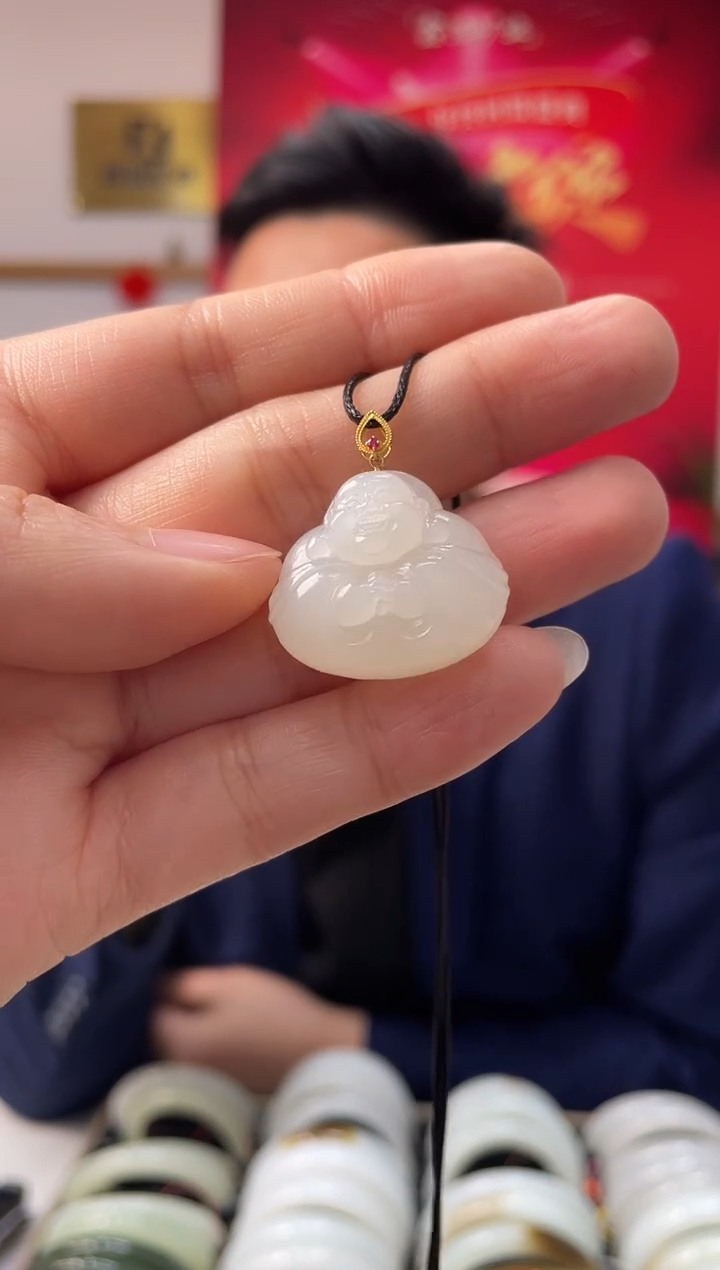 【闪购商品】和田玉颈饰18K金镶嵌抱抱佛吊坠随机发一件