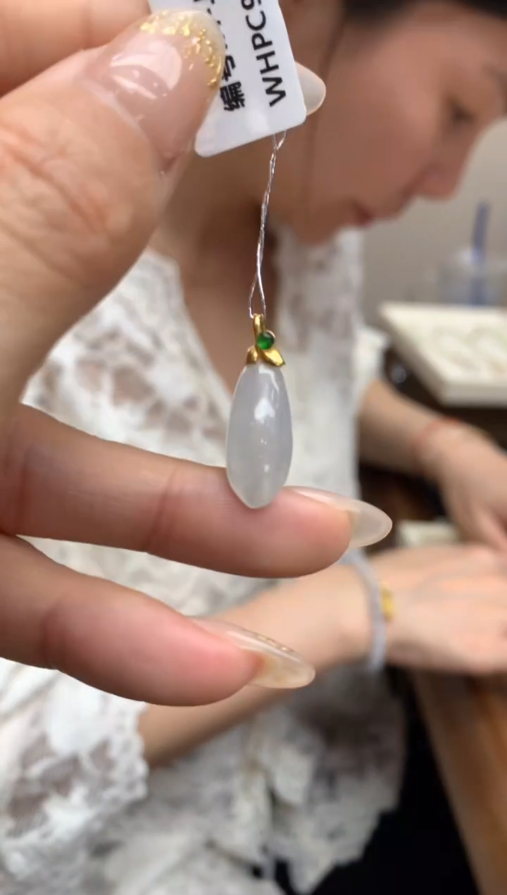 【闪购商品】翡翠颈饰18K金镶嵌福瓜