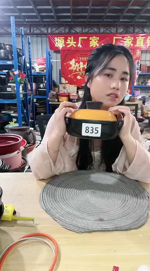 835瑕疵黑锅带盖。。。