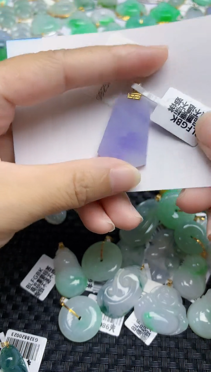 翡翠18K金镶嵌颈饰天然翡翠A货