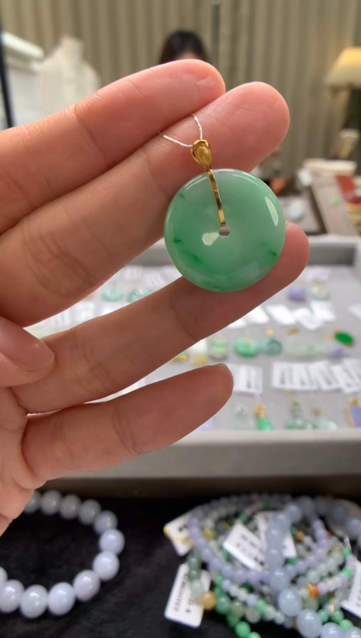 翡翠18K金镶嵌颈饰平安扣