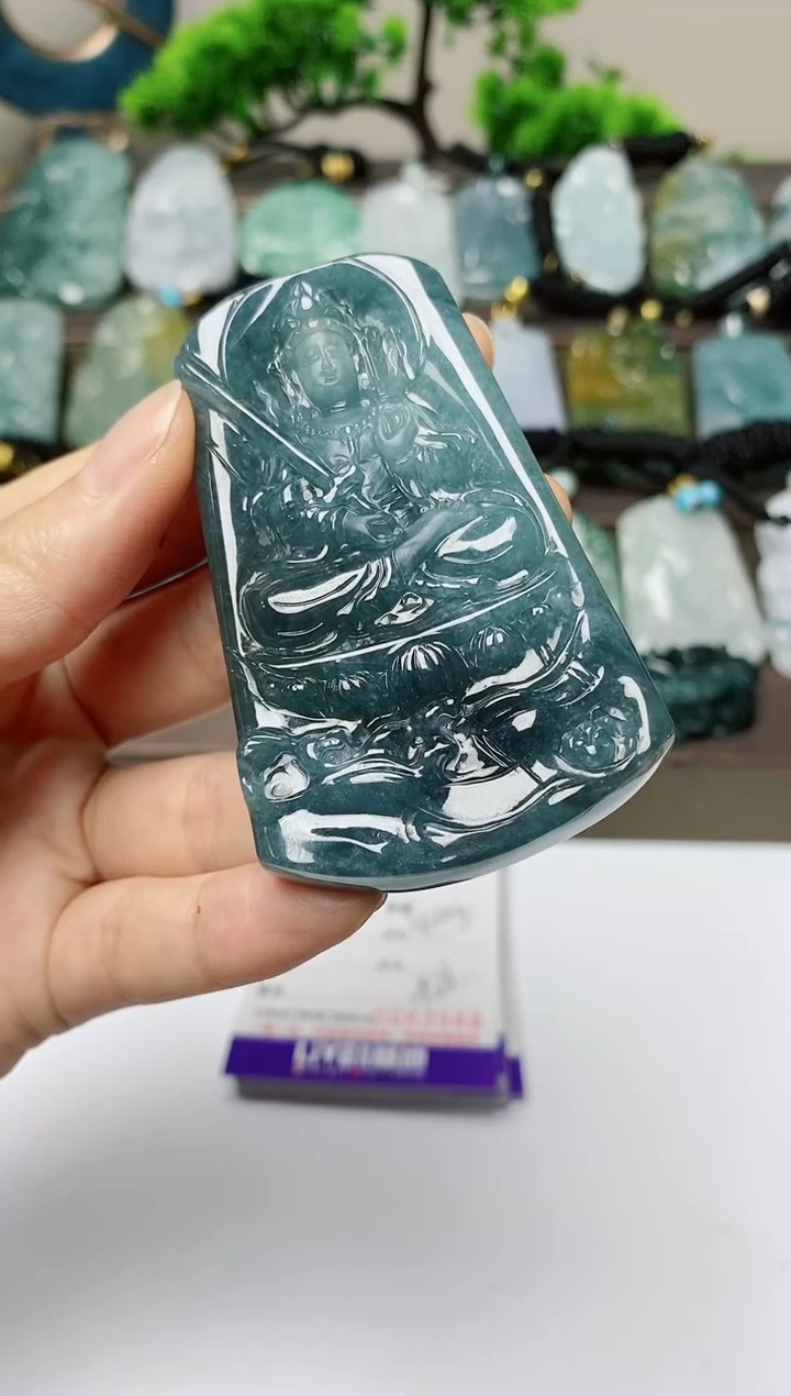 翡翠未镶嵌颈饰        