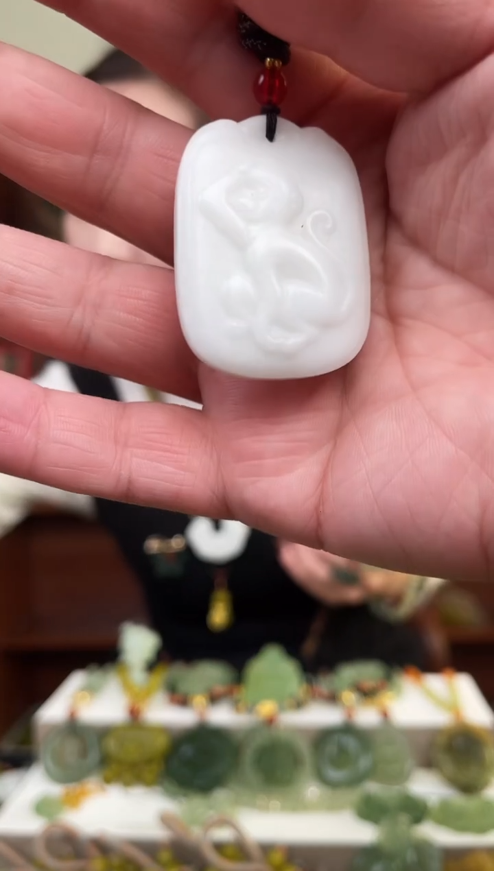 未镶嵌蛇纹石玉颈饰`