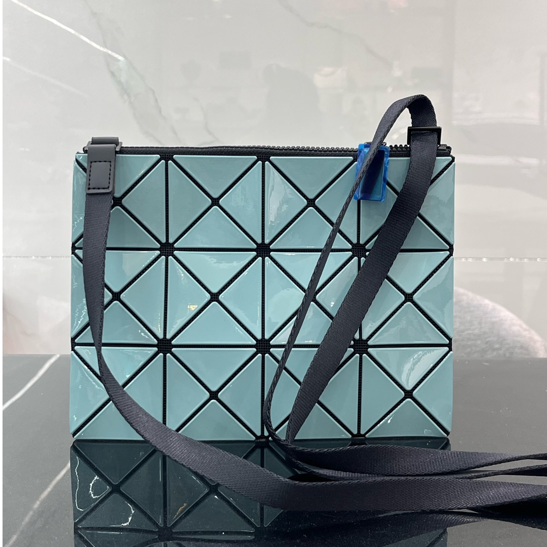 99新 Issey Miyake/三宅一生 双面绿色蓝色斜挎包 12216130