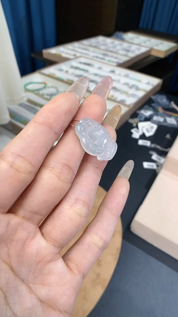 翡翠未镶嵌颈饰金鱼