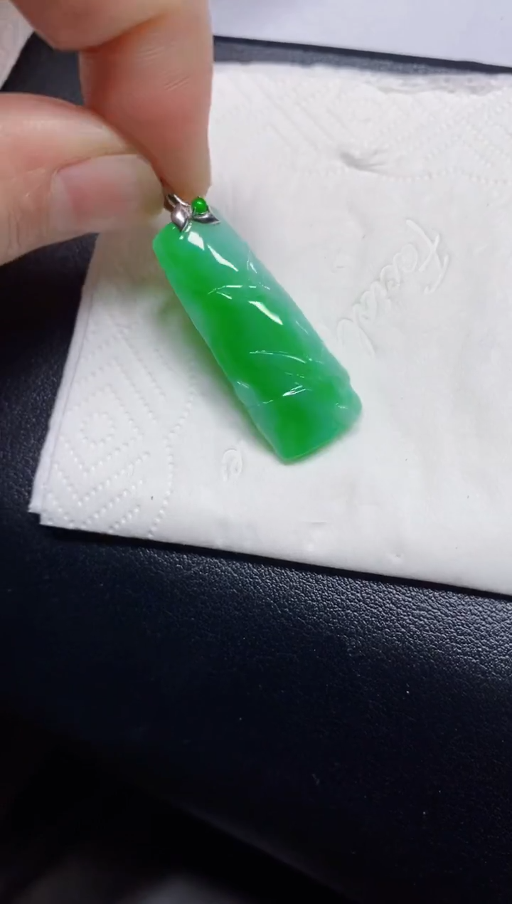 颈饰18K金镶嵌翡翠竹子