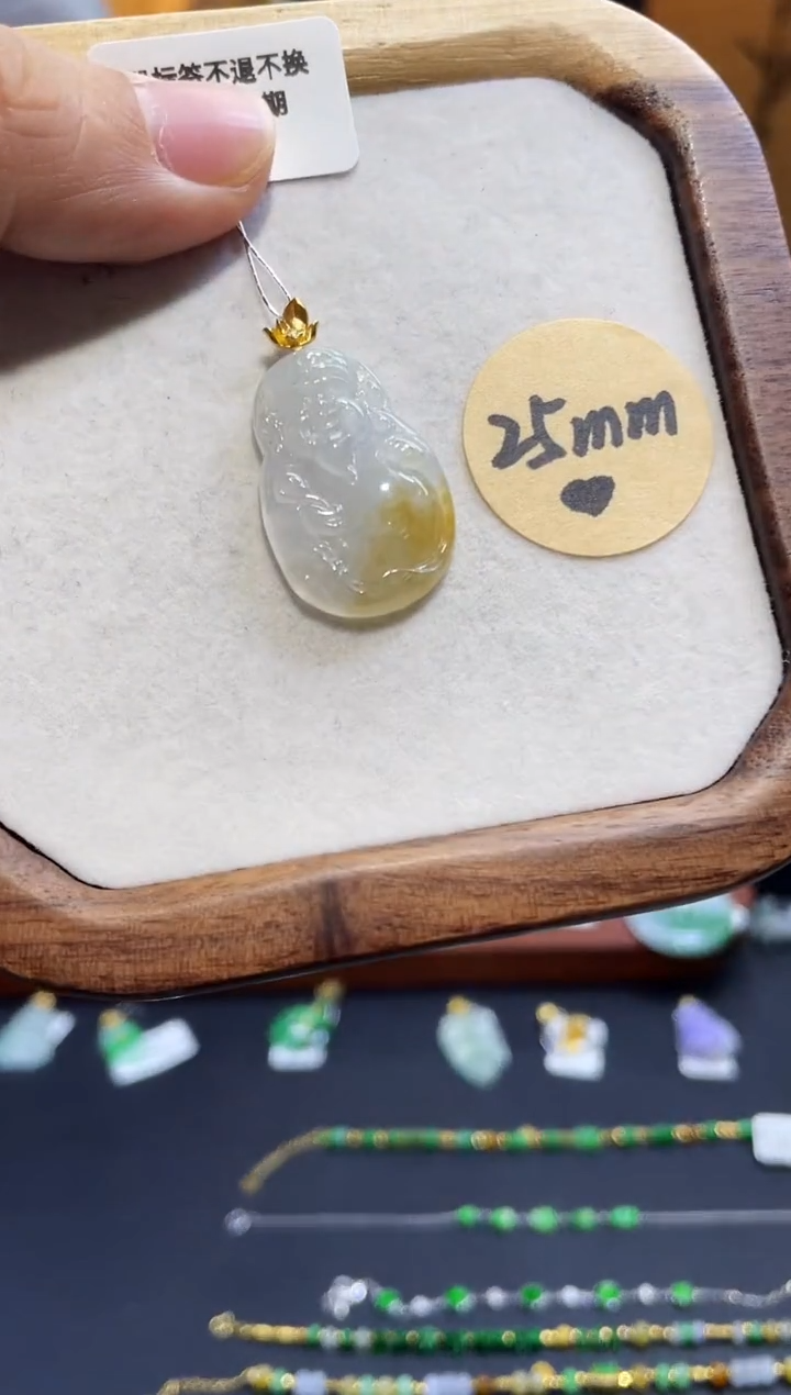 颈饰18K金镶嵌翡翠财神