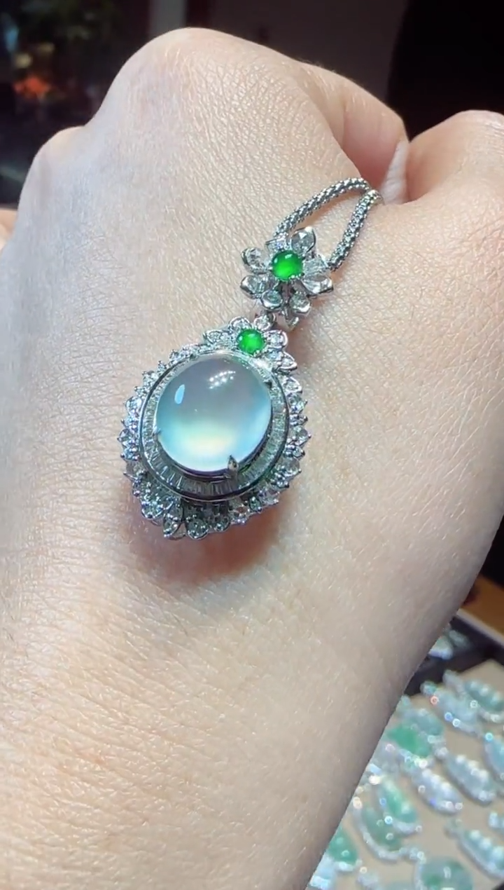 【闪购商品】翡翠吊坠(不含链)18K金镶嵌蛋面