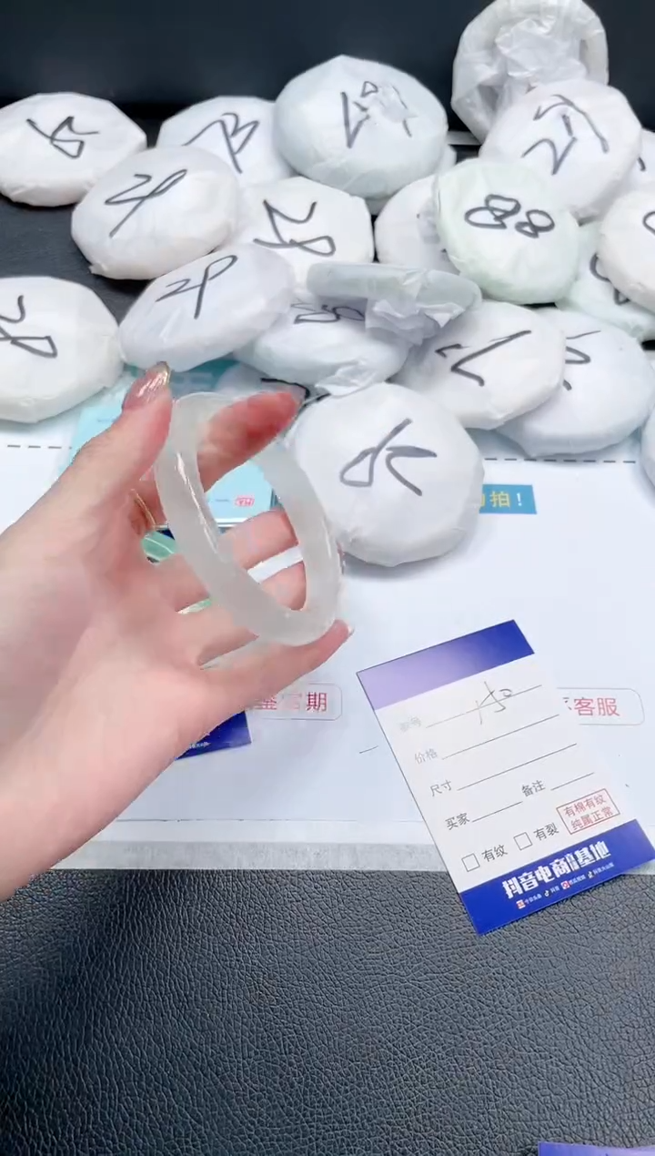 【闪购商品】石英质玉手镯未镶嵌14J150-62