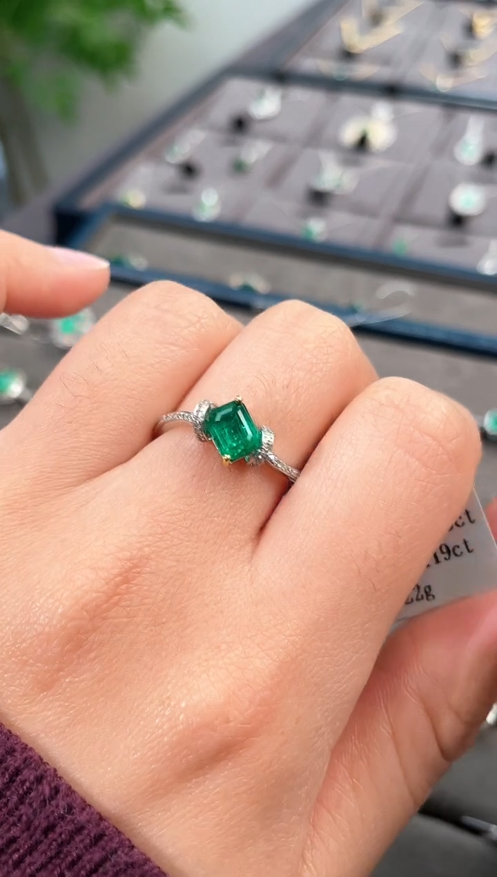 【闪购商品】祖母绿戒指18K金镶嵌/0.77ct