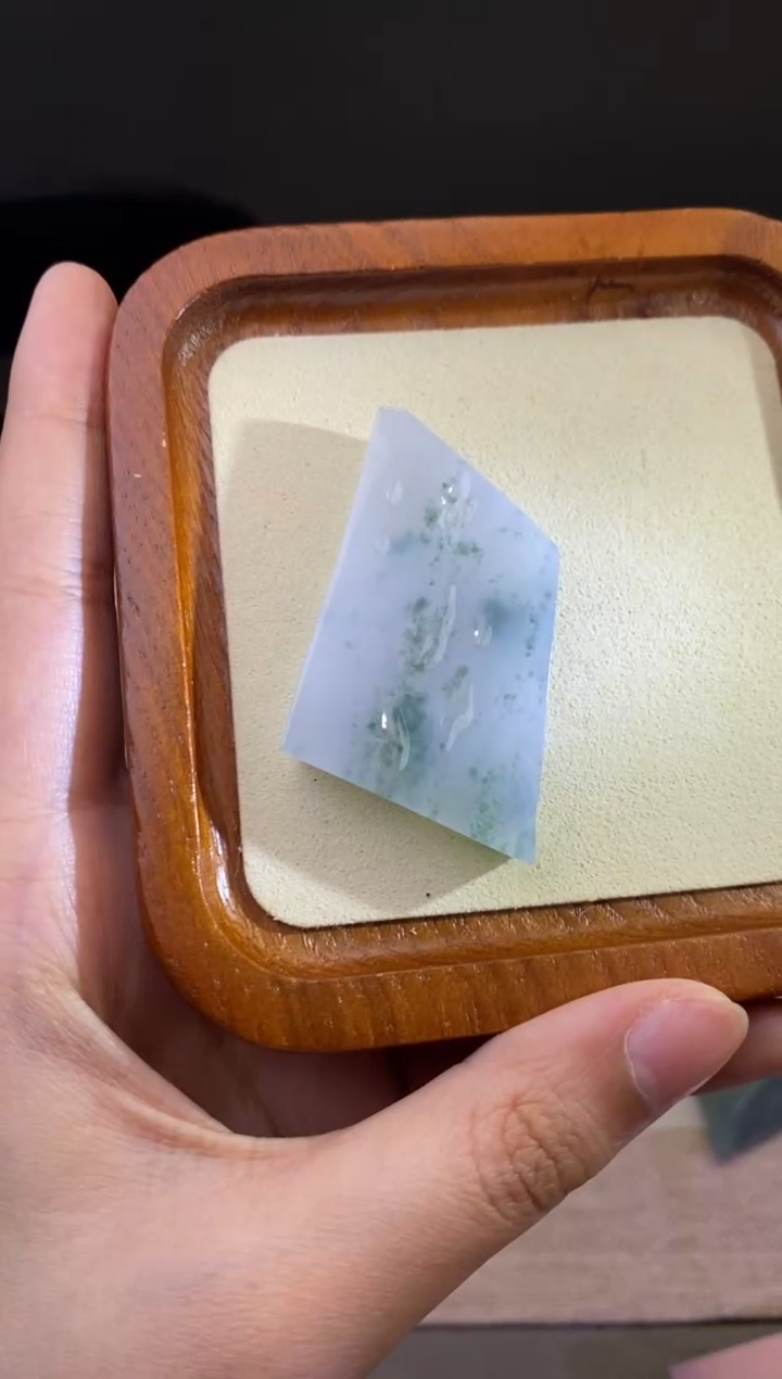 定制翡翠未镶嵌牛奶底飘花料