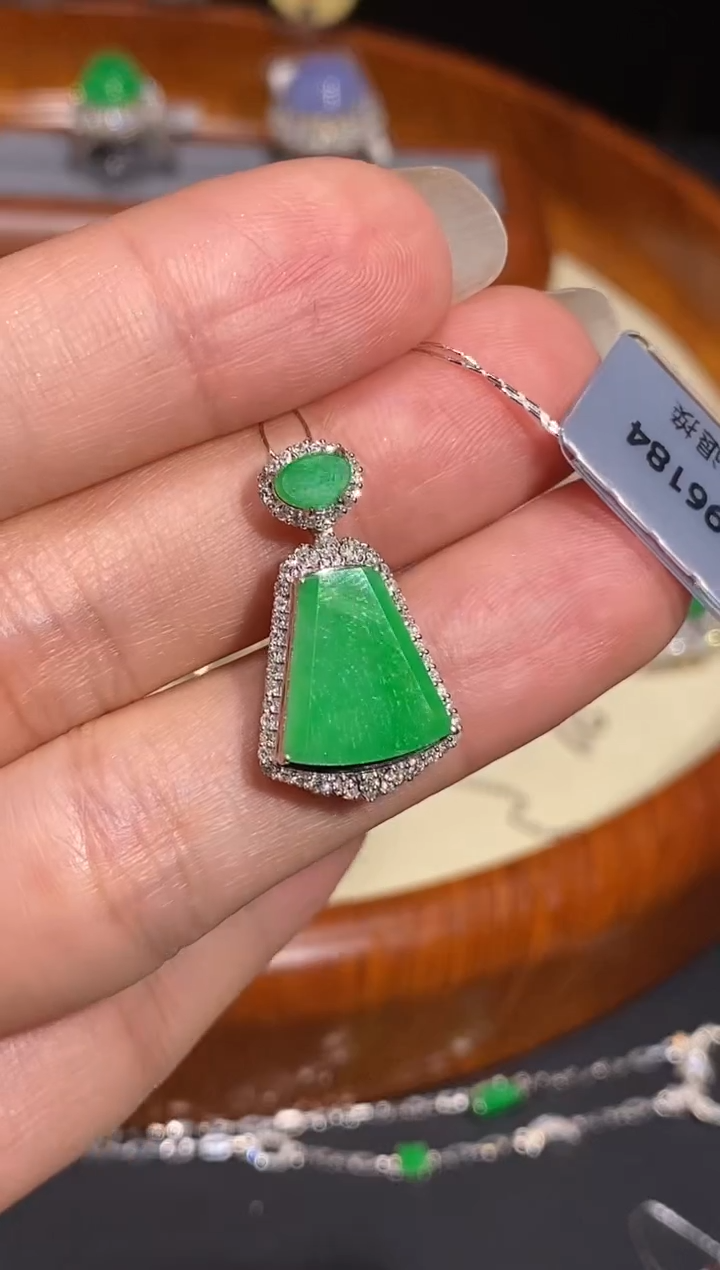 【闪购商品】翡翠颈饰18K金镶嵌吊坠