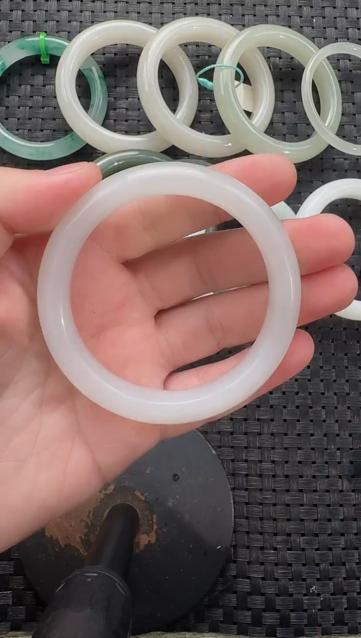 颈饰未镶嵌和田玉冰白手镯