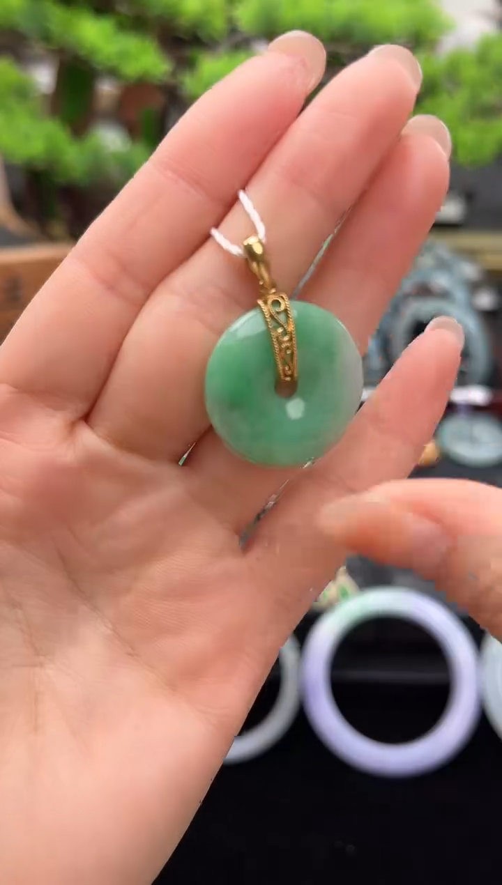 颈饰18K金镶嵌翡翠吊坠