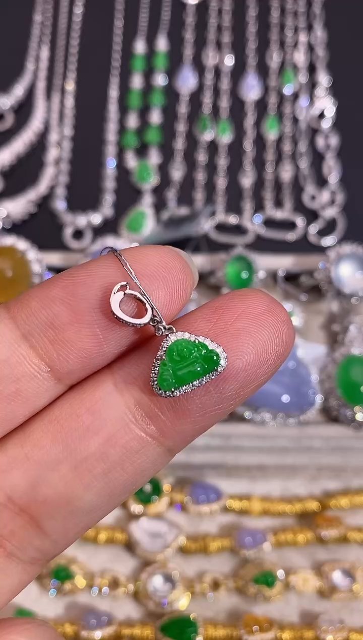 颈饰18K金镶嵌翡翠吊坠