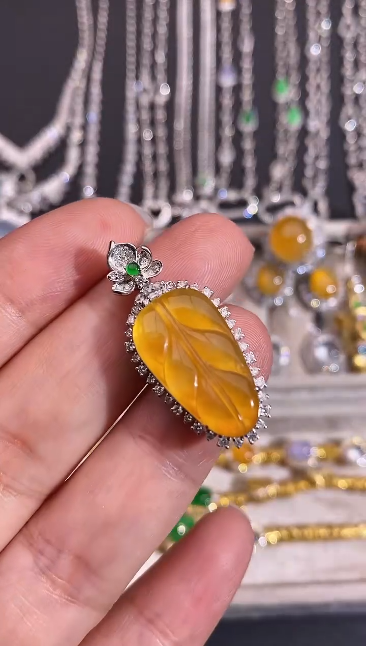 颈饰18K金镶嵌翡翠吊坠