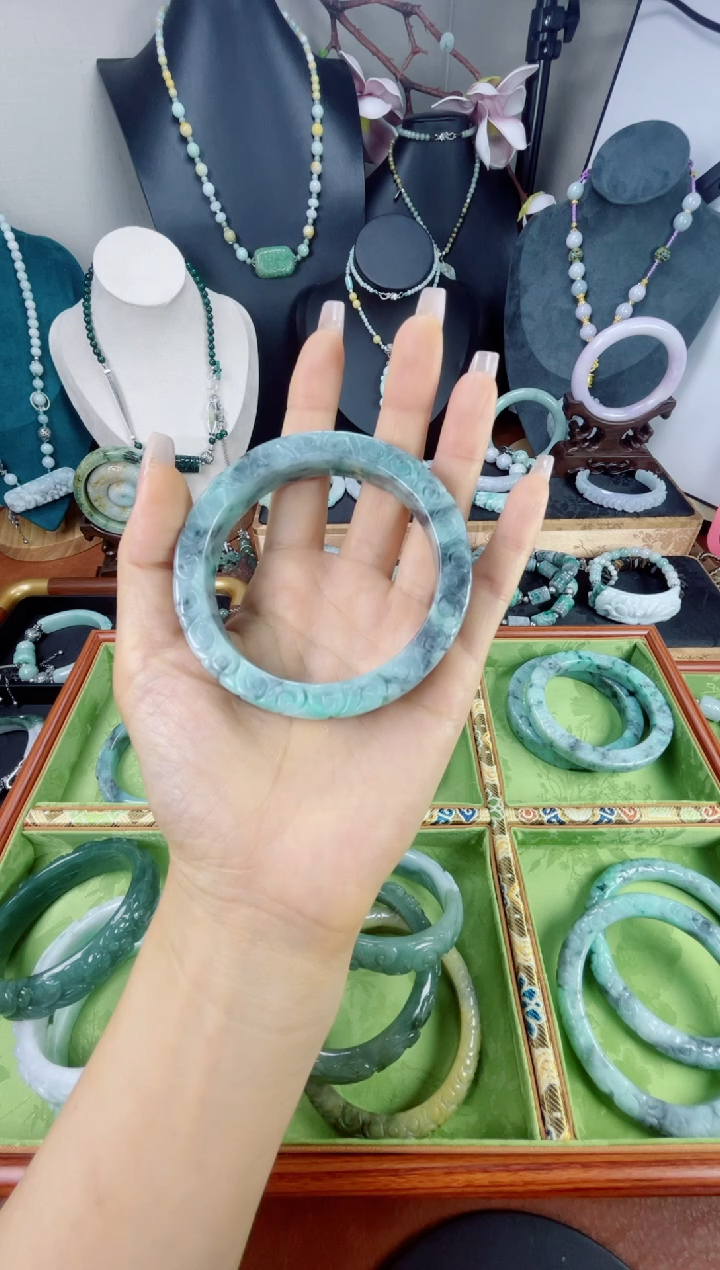 翡翠手镯未镶嵌满镯