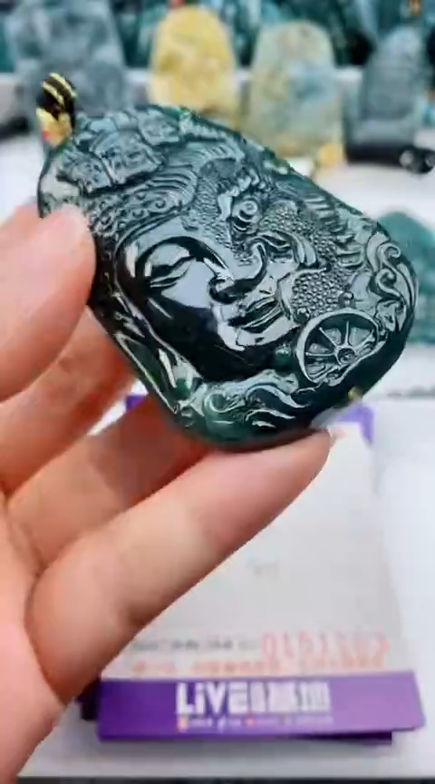 翡翠未镶嵌颈饰              