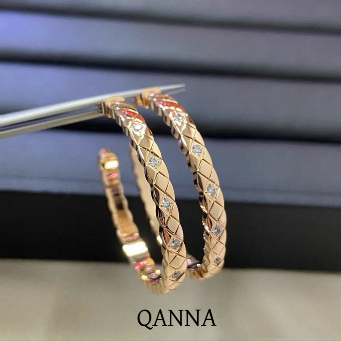 QANNA【爆闪小香风菱格】【间隔钻】18K金轻奢时尚简约钻石大耳圈AY