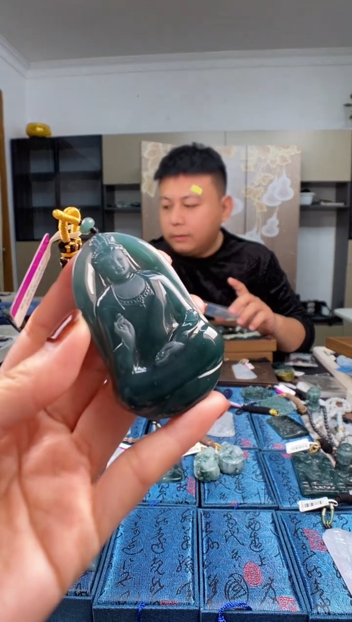 颈饰未镶嵌翡翠   多样性发其一