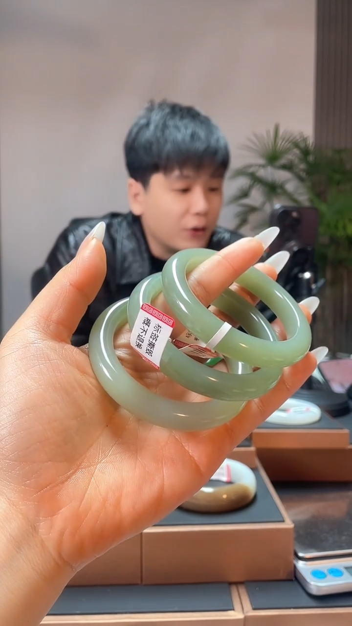 【闪购商品】和田玉手镯未镶嵌湖水绿55-59多样性发一