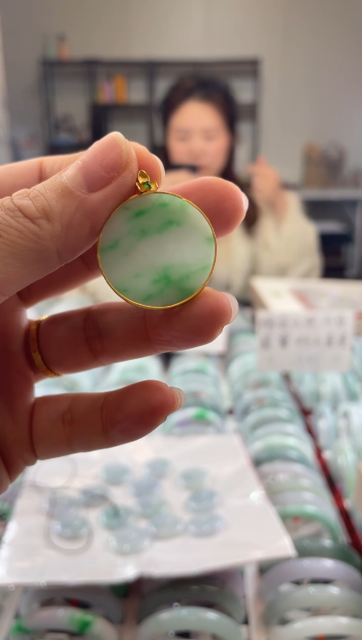 颈饰18K金镶嵌翡翠大*芳多样性发一