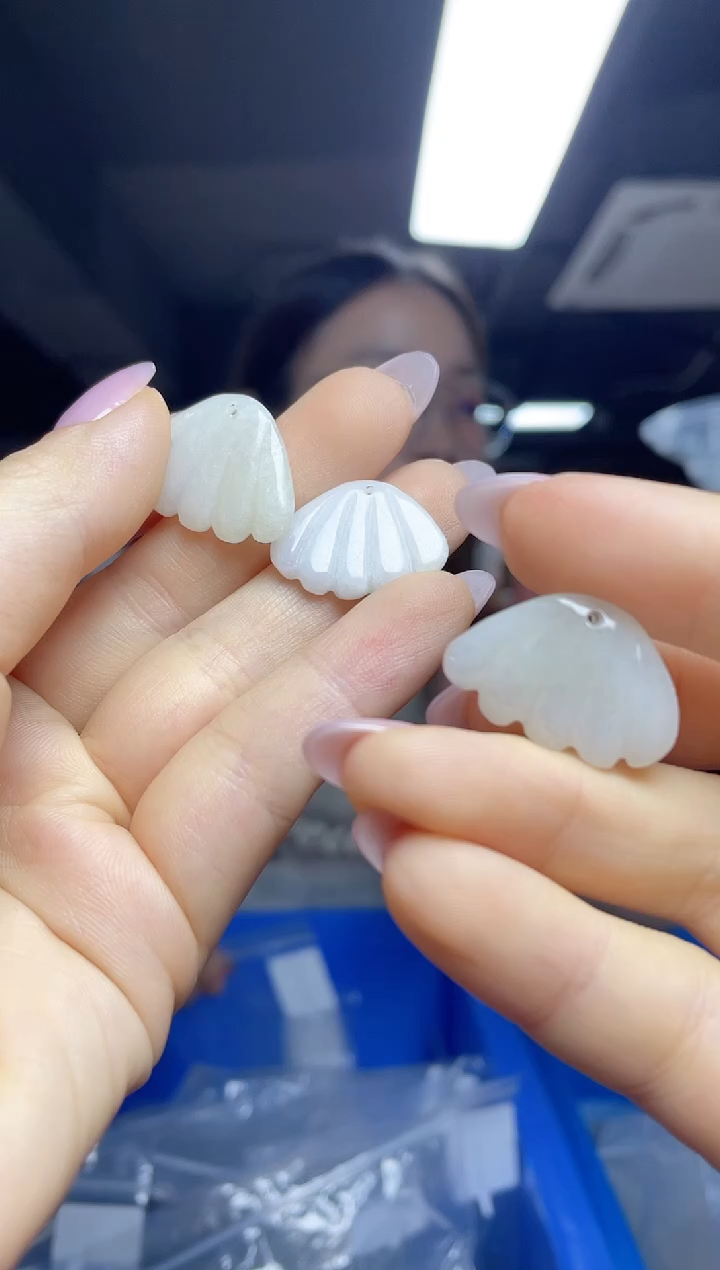 翡翠未镶嵌颈饰（颜色多样性发一件）