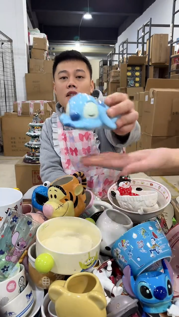 瓷片史迪仔趴着钱罐