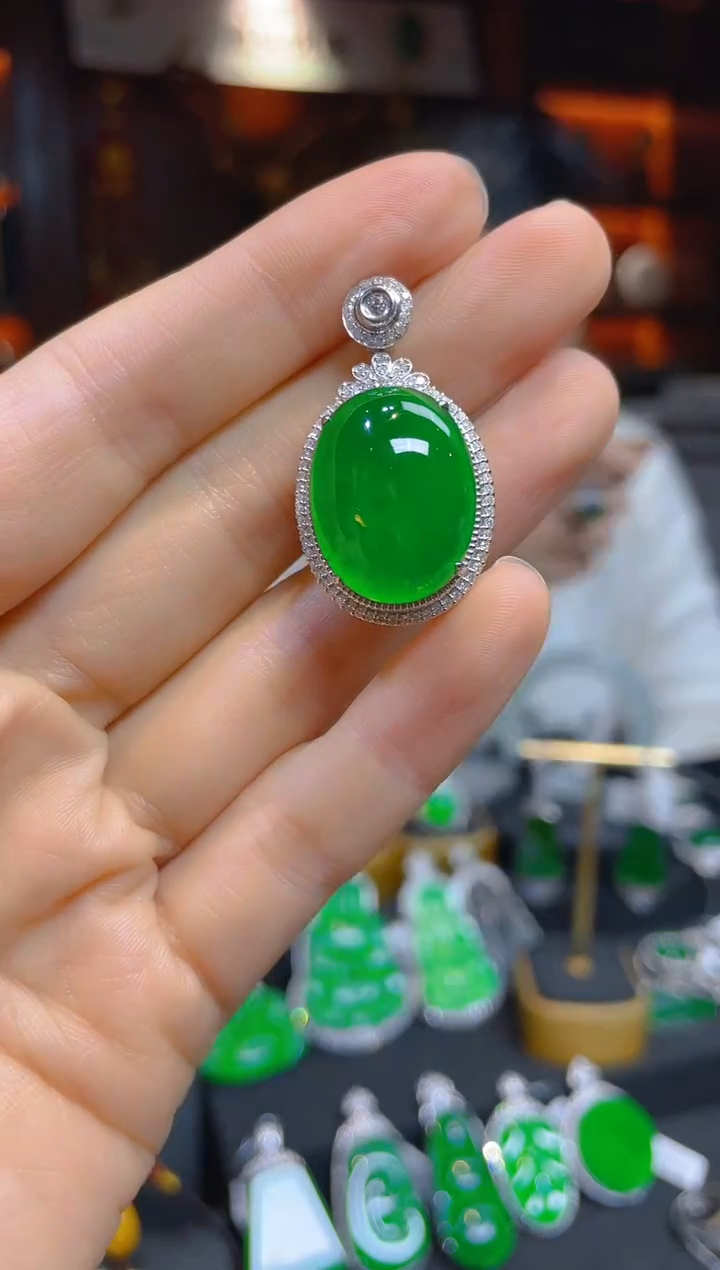 【闪购商品】翡翠颈饰18K金镶嵌118126天然A货翡翠蛋面吊坠