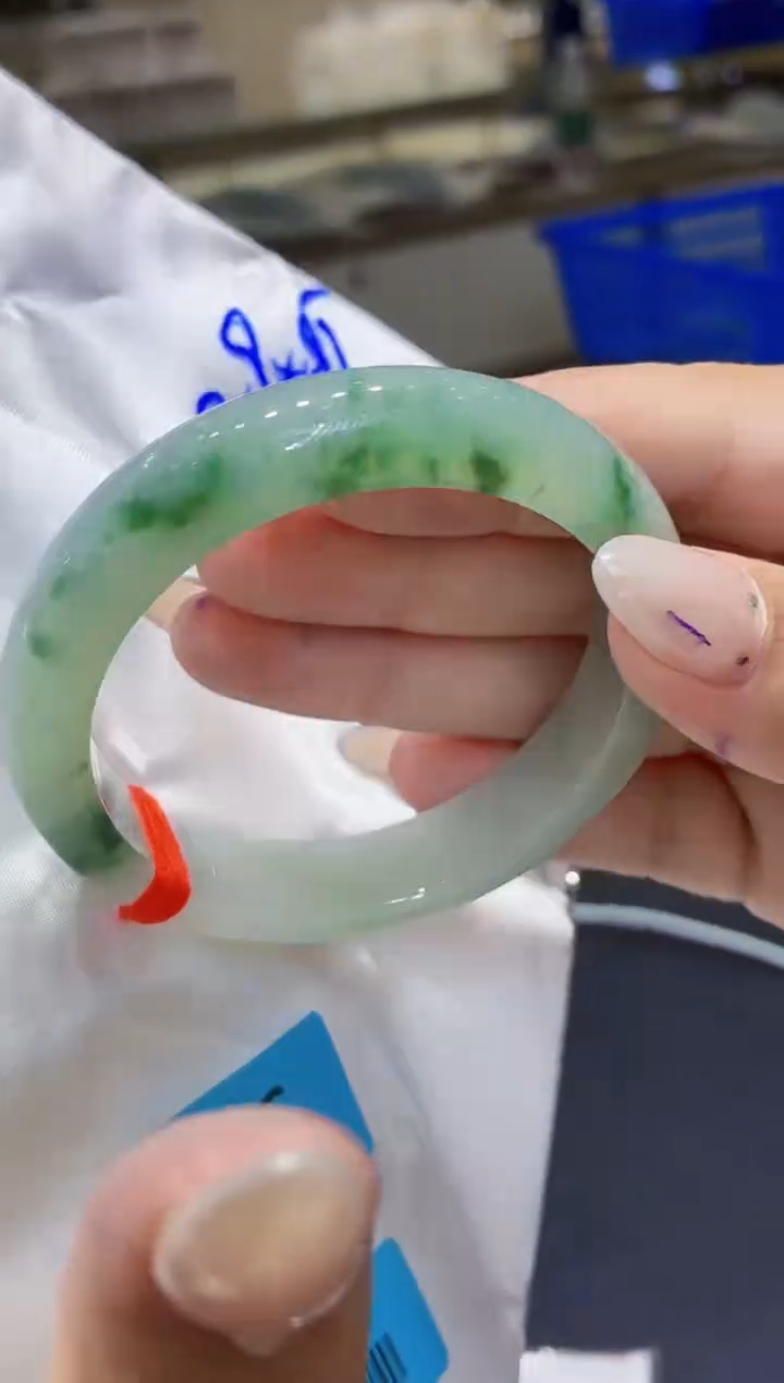 翡翠手镯未镶嵌翡翠手镯