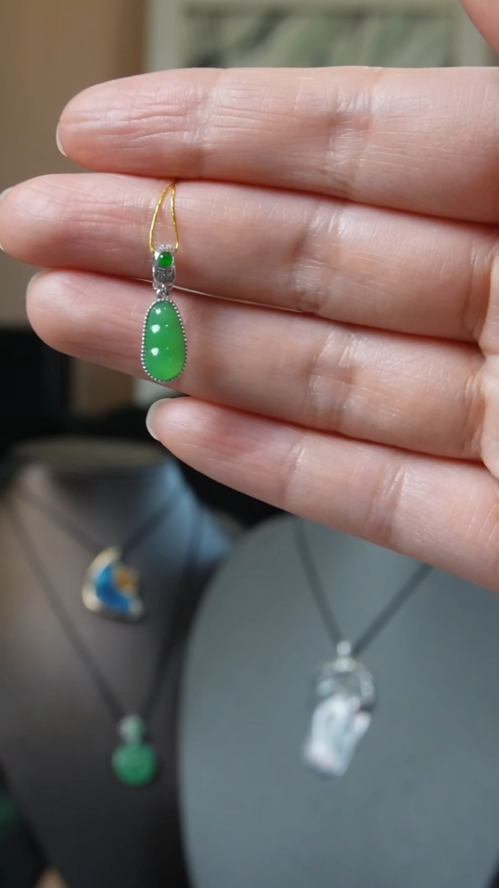 【闪购商品】翡翠吊坠(不含链)18K金镶嵌天然缅甸翡翠吊坠