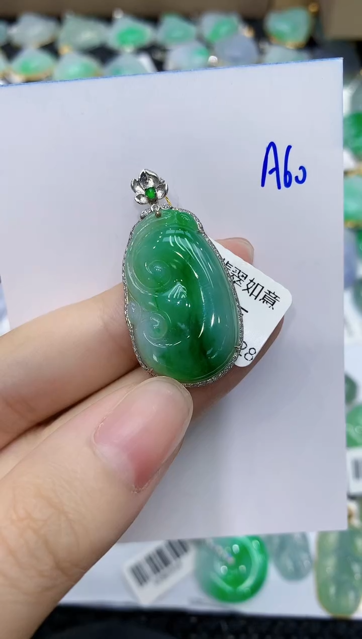 翡翠18K金镶嵌颈饰111111111