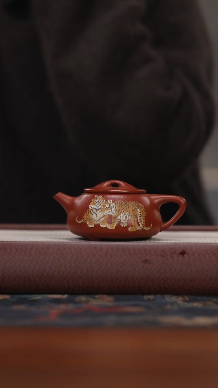 【闪购商品】紫砂茶壶hxx 大红袍 泥绘 景舟石瓢230cc