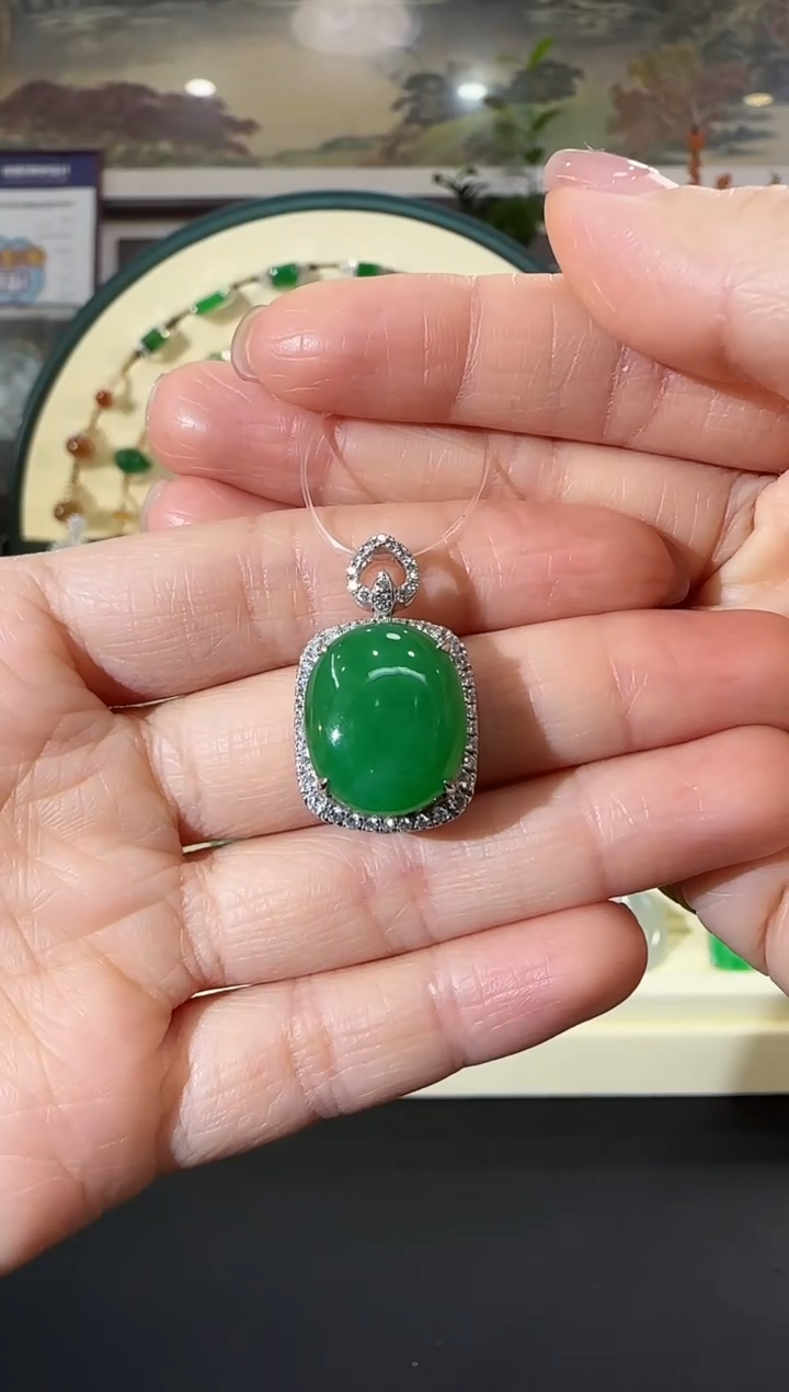 颈饰18K金镶嵌翡翠蛋面