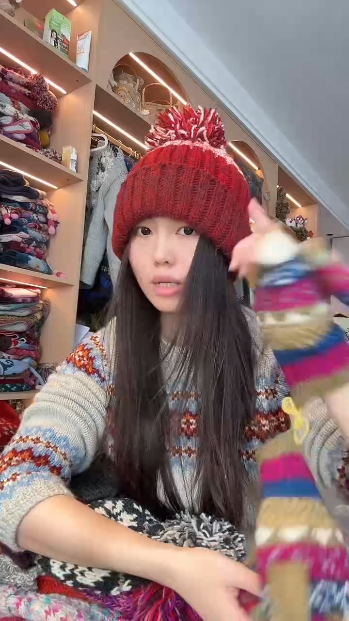 羊毛新年红翻边帽