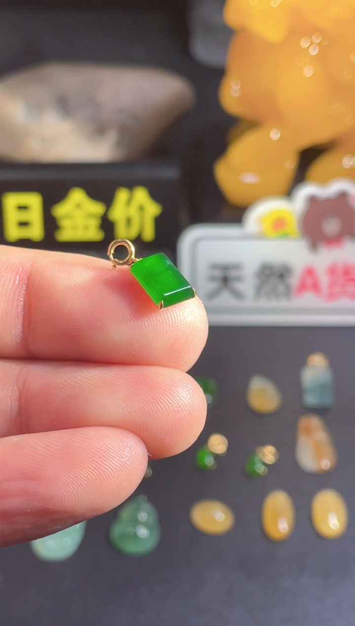 翡翠18K金镶嵌颈饰   